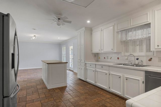 909 Elizabeth St, Gilmer, TX 75644