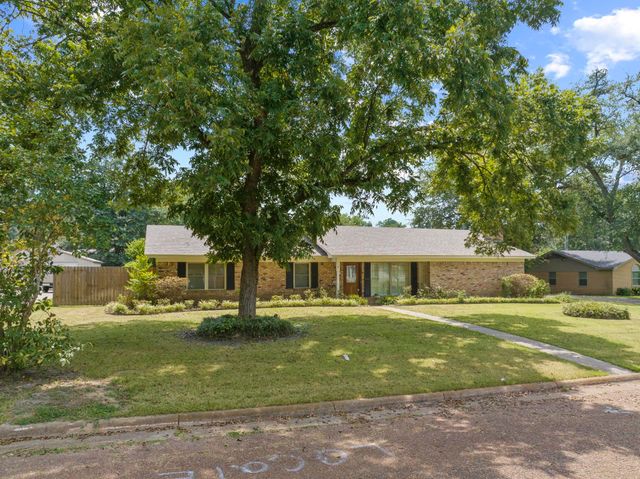 909 Elizabeth St, Gilmer, TX 75644