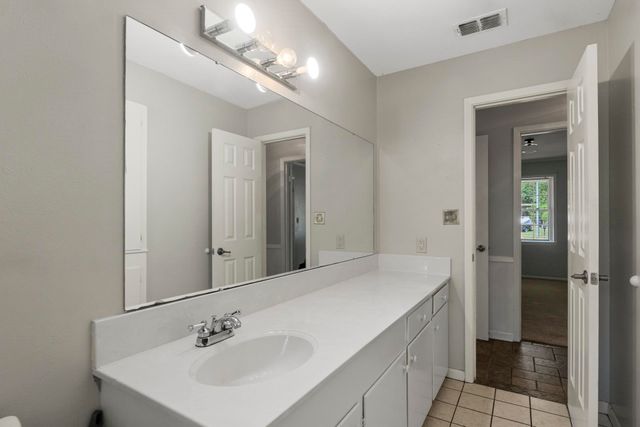 909 Elizabeth St, Gilmer, TX 75644