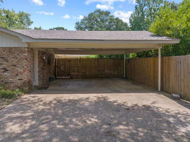909 Elizabeth St, Gilmer, TX 75644