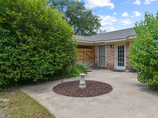 909 Elizabeth St, Gilmer, TX 75644