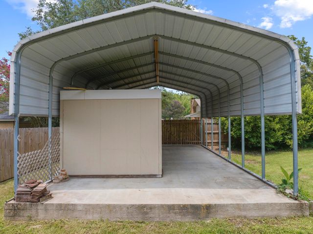 909 Elizabeth St, Gilmer, TX 75644