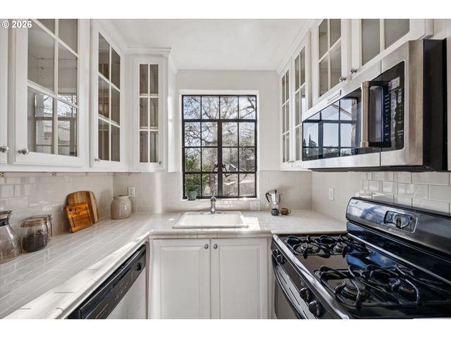 2336 Sw OSAGE St 406, Portland, OR 97205