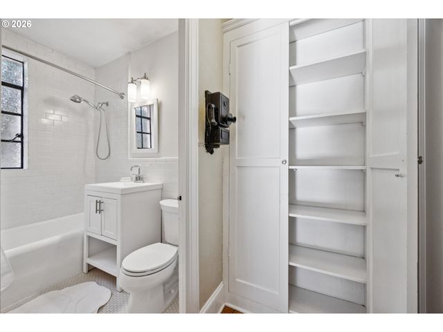 2336 Sw OSAGE St 406, Portland, OR 97205