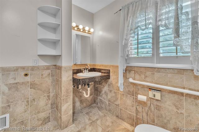 38386 Oakwest Drive, Westland, MI 48185