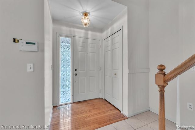 38386 Oakwest Drive, Westland, MI 48185
