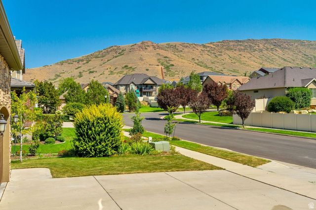 6856 W WINDY RIDGE DR, Herriman, UT 84096