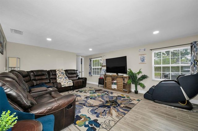 801 WALNUT DRIVE, Seffner, FL 33584