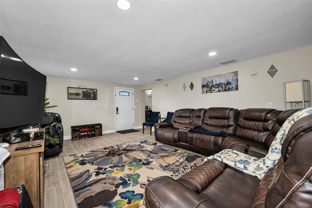 801 WALNUT DRIVE, Seffner, FL 33584