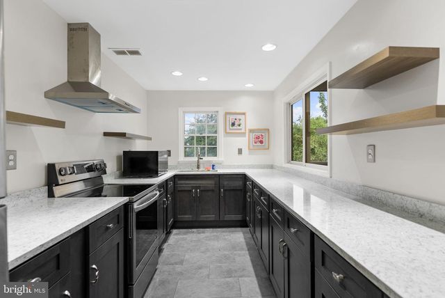 6919-D VICTORIA DR, Alexandria, VA 22310