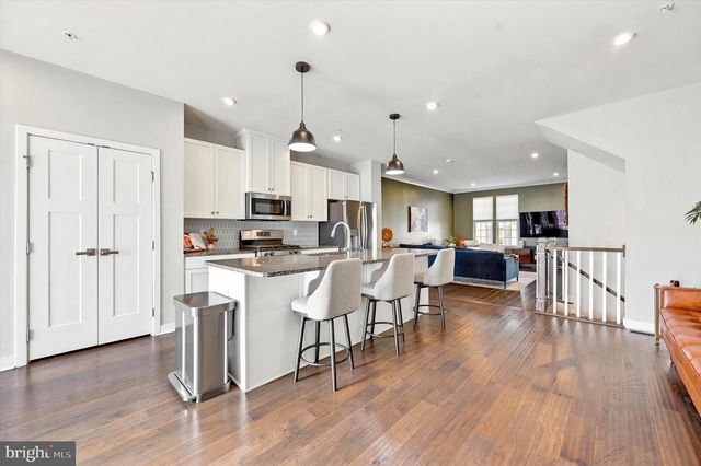 6 SHERMAN ALY, West Chester, PA 19382