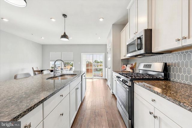 6 SHERMAN ALY, West Chester, PA 19382