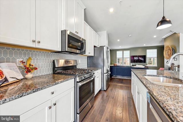 6 SHERMAN ALY, West Chester, PA 19382