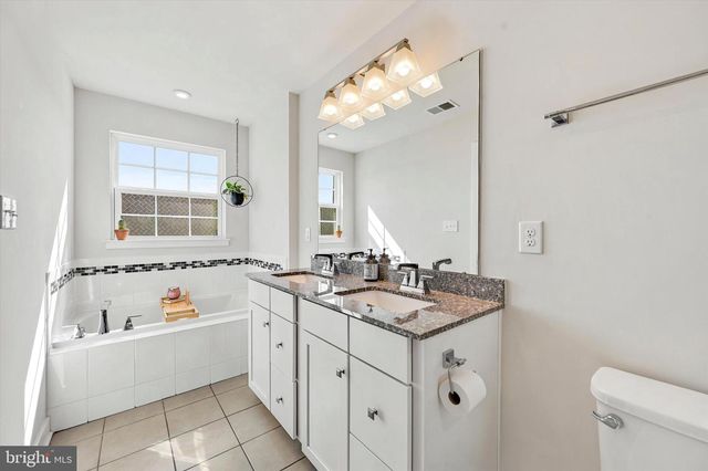 6 SHERMAN ALY, West Chester, PA 19382