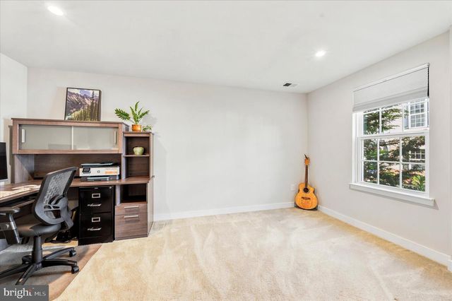 6 SHERMAN ALY, West Chester, PA 19382