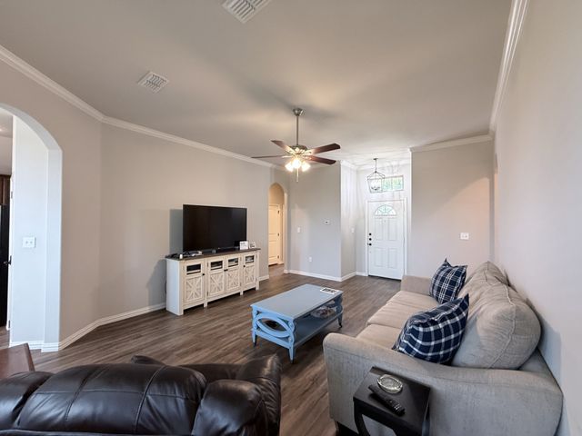 618 E Walcott Street, Pilot Point, TX 76258