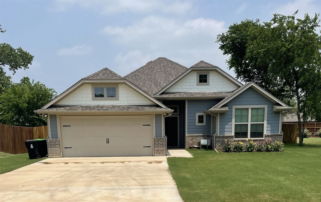 618 E Walcott Street, Pilot Point, TX 76258