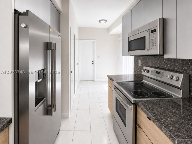8210 NW 191st Ln 19L, Hialeah, FL 33015