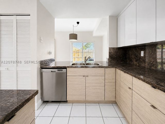 8210 NW 191st Ln 19L, Hialeah, FL 33015