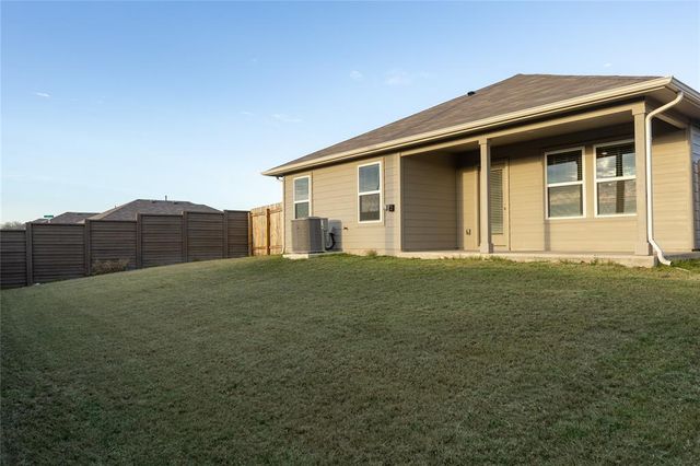 401 Abbey LN, Lockhart, TX 78644