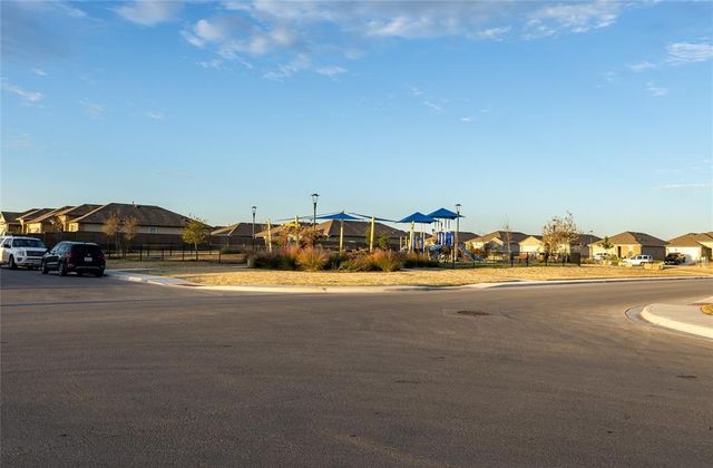 401 Abbey LN, Lockhart, TX 78644