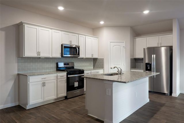 401 Abbey LN, Lockhart, TX 78644