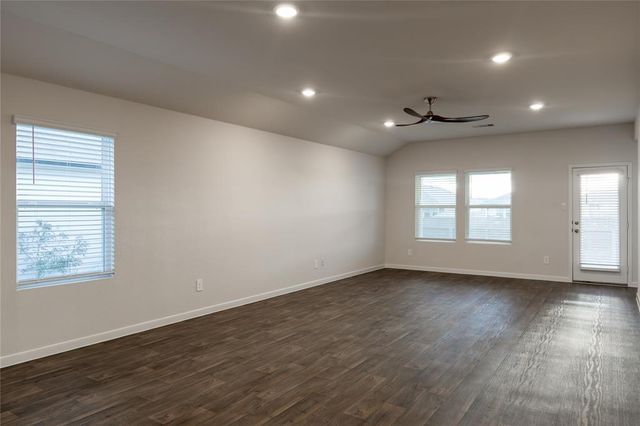401 Abbey LN, Lockhart, TX 78644