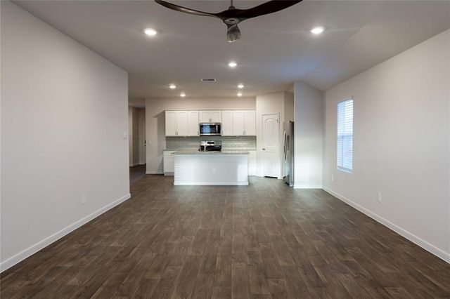 401 Abbey LN, Lockhart, TX 78644