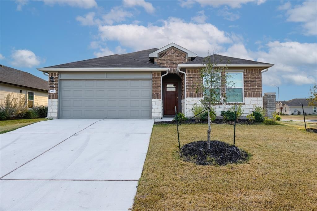401 Abbey LN, Lockhart, TX 78644