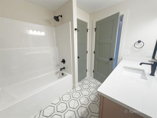 5631 Pioneer Pass 15, Caledonia, MI 49316