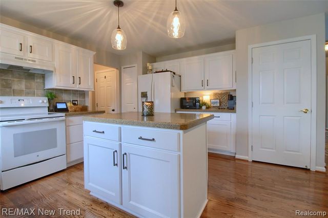 1029 Shetland Drive, South Lyon, MI 48178