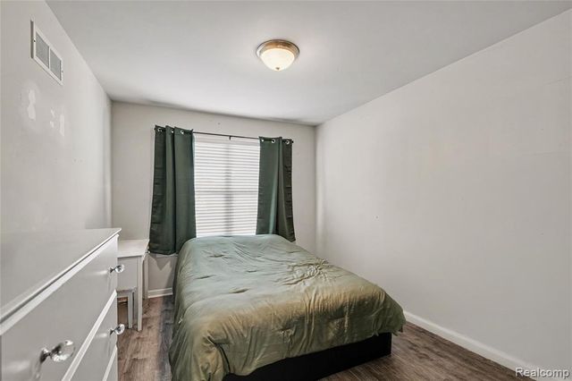 22652 Maxine Street, Saint Clair Shores, MI 48080
