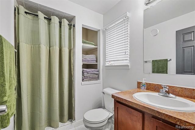22652 Maxine Street, Saint Clair Shores, MI 48080