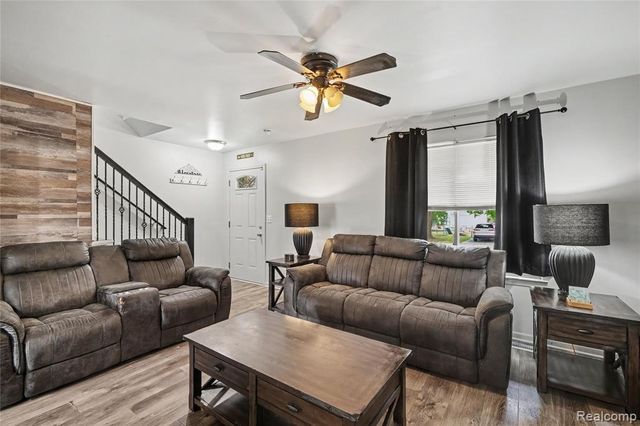 22652 Maxine Street, Saint Clair Shores, MI 48080