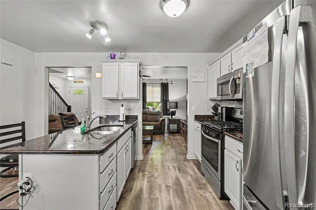 22652 Maxine Street, Saint Clair Shores, MI 48080