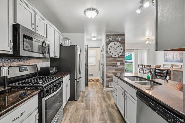 22652 Maxine Street, Saint Clair Shores, MI 48080