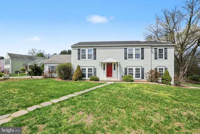 221 LAMP POST LN, Hershey, PA 17033