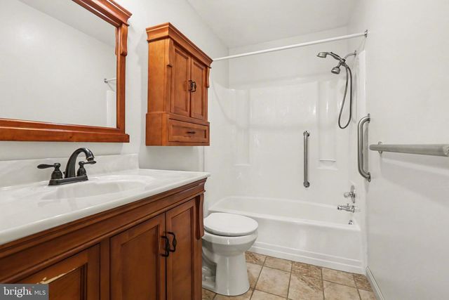 221 LAMP POST LN, Hershey, PA 17033