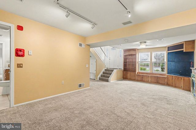 221 LAMP POST LN, Hershey, PA 17033
