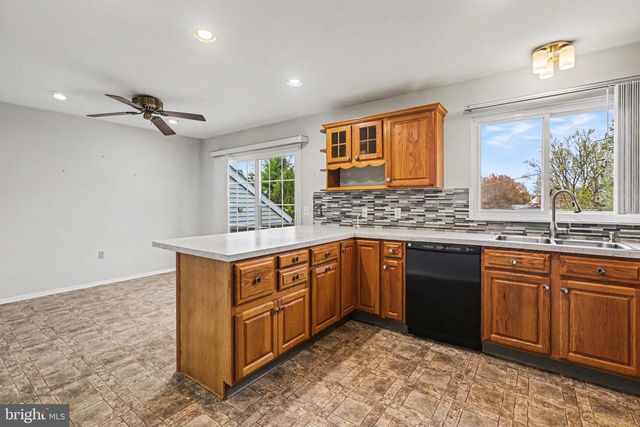 221 LAMP POST LN, Hershey, PA 17033