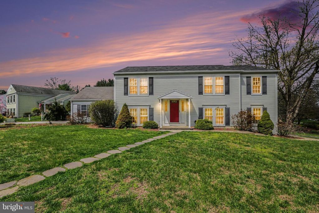 221 LAMP POST LN, Hershey, PA 17033