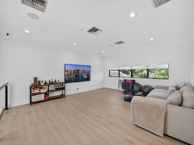 125 Pembroke Drive, Palm Beach Gardens, FL 33418