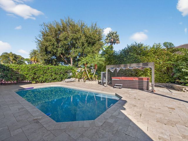 125 Pembroke Drive, Palm Beach Gardens, FL 33418