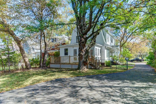 1053 Brierwood Boulevard, Schenectady, NY 12308