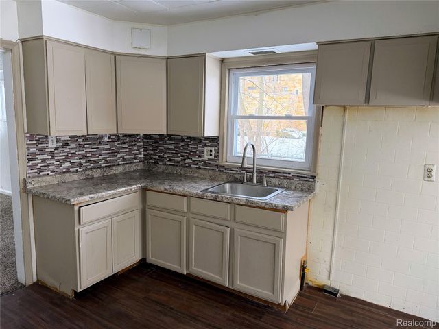 16572 Snowden Street, Detroit, MI 48235