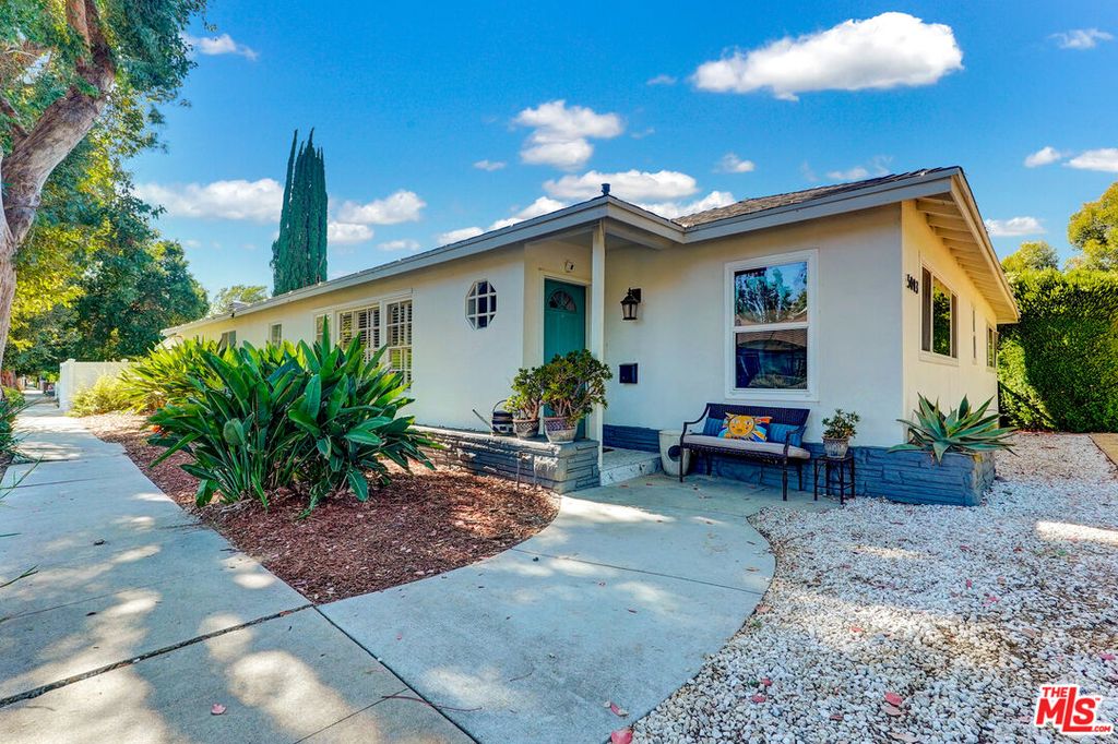 Image 1 of property listing at 5003 Alhama Dr, Woodland Hills, CA 91364