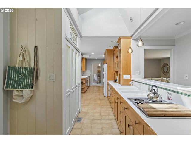 361 BERWICK Rd, Lake Oswego, OR 97034
