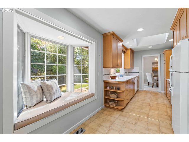 361 BERWICK Rd, Lake Oswego, OR 97034