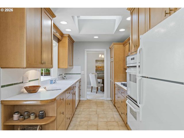 361 BERWICK Rd, Lake Oswego, OR 97034