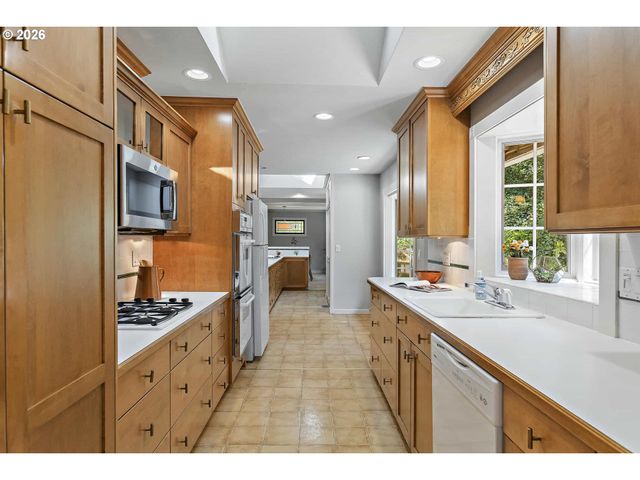 361 BERWICK Rd, Lake Oswego, OR 97034